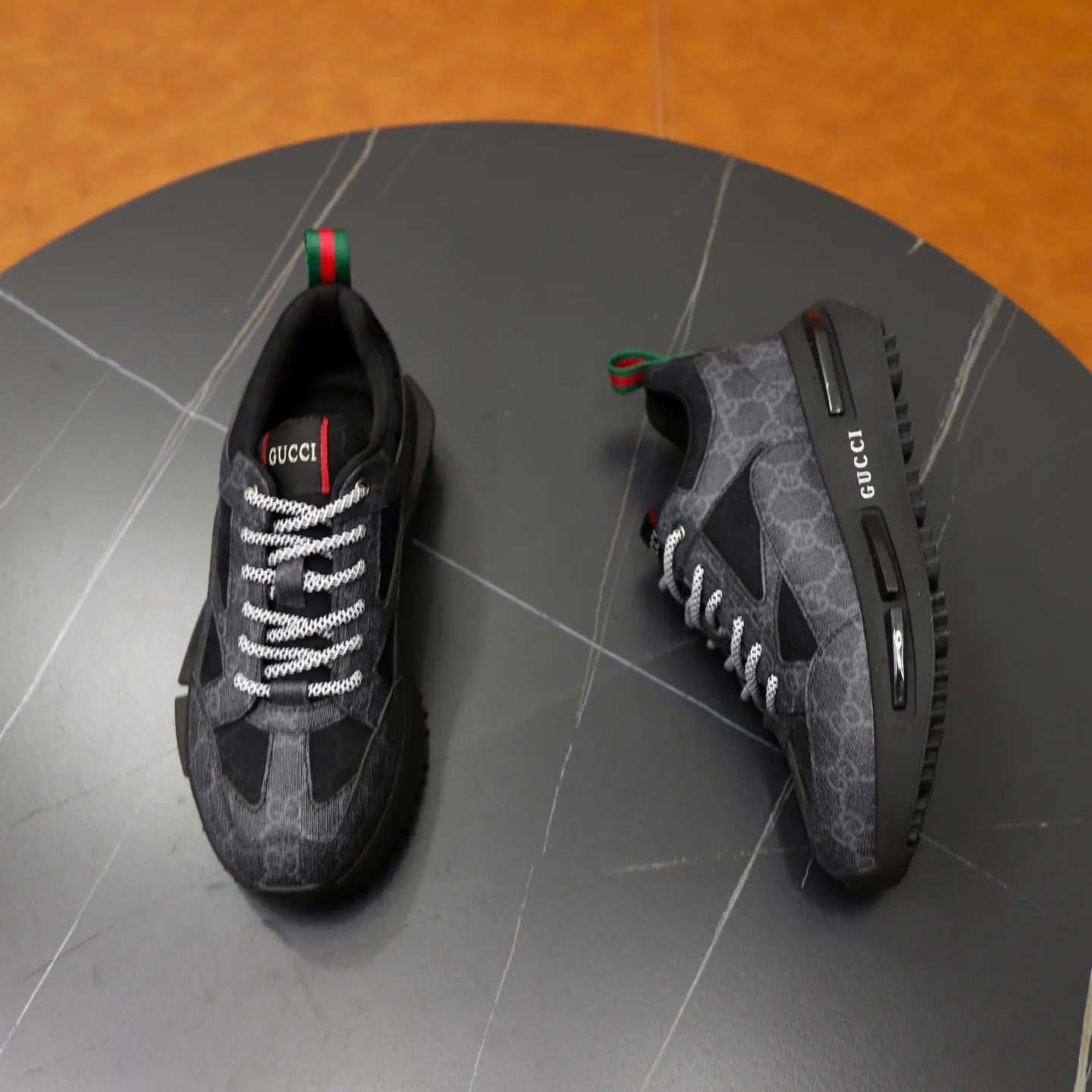 Men's shoes: 462💰🙅‍♂️🙅‍♂️🙅‍♂️ Brand: GUCCI Standard code: 38-44 (45 customized) Grade: Same as the official website Material: Original leather splicing Comfortable and breathable lining Original wear-resistant outsole Style category: Men's fashionable casual shoes Running sneakers Noble luxury brand elements Top luxury Color: actual picture color